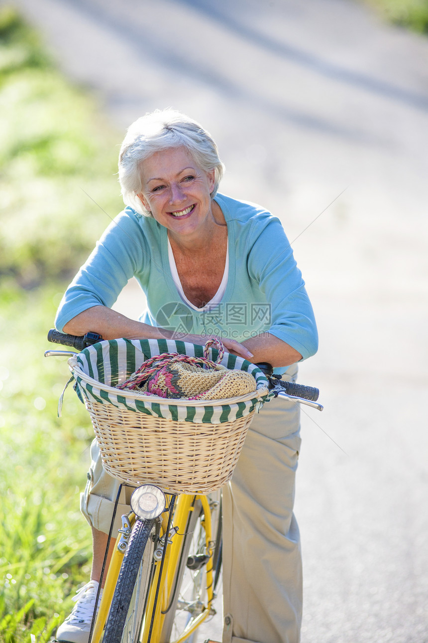 骑自行车的老年妇女肖像图片