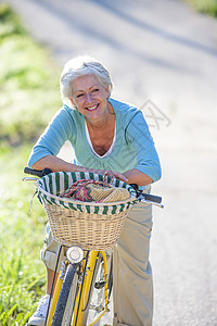 骑自行车的老年妇女肖像背景图片