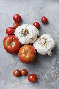 新鲜西红柿和大蒜图片
