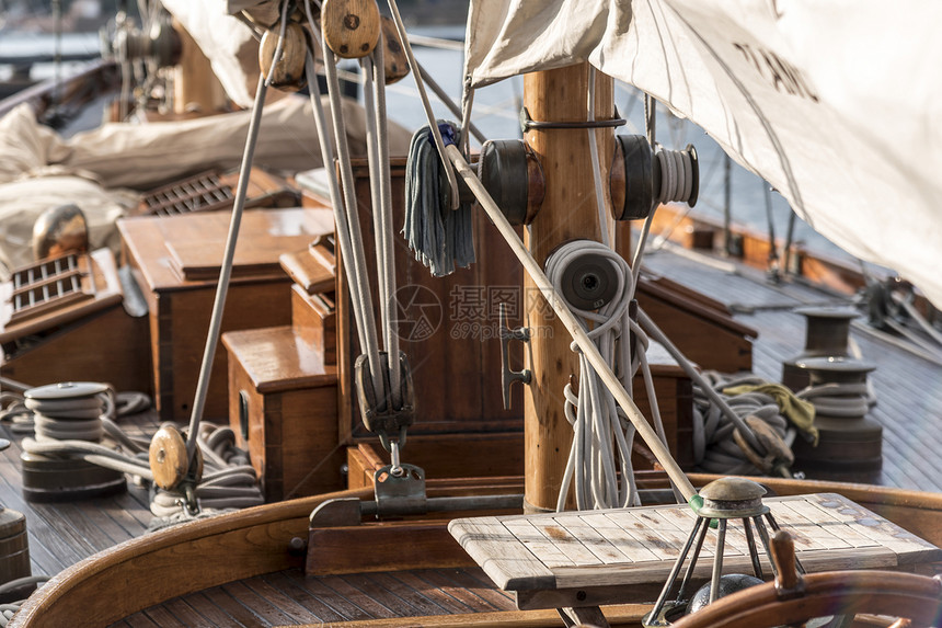 传统船甲板Porquerolles普罗旺斯阿尔卑CotedAzur的绳索和帆船图片