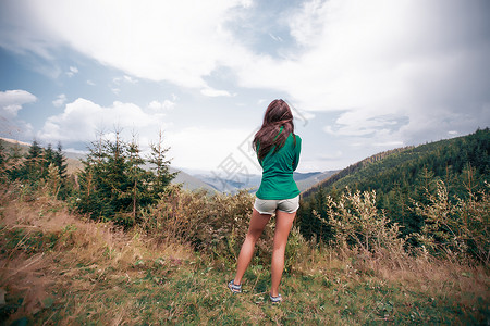 年轻女子在山上望德拉贾瓦苏伊罗马尼亚后视高清图片