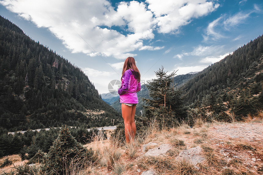 罗马尼亚瓦斯吕德拉贾一名年轻女子眺望山谷森林景观图片