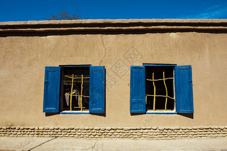 智利阿塔卡马沙漠圣佩德罗德阿塔卡马带蓝色百叶窗的建筑外部详图图片