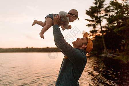 男人在湖边抱着女儿高清图片