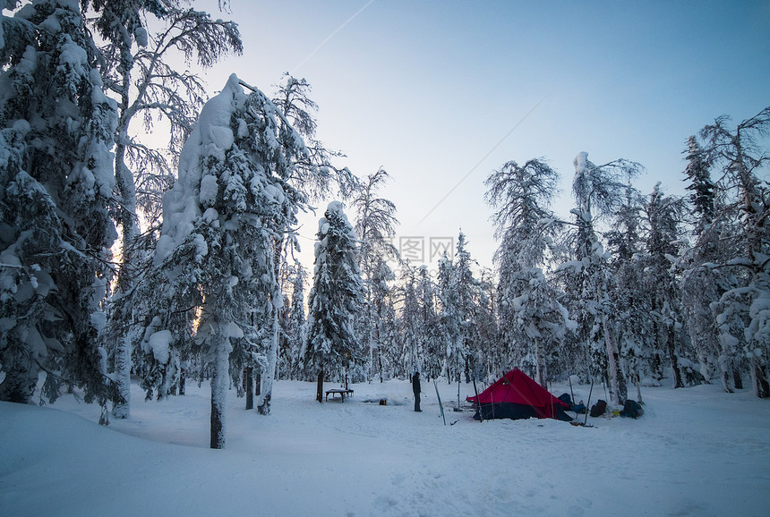 俄罗斯雪地森林里的帐篷图片