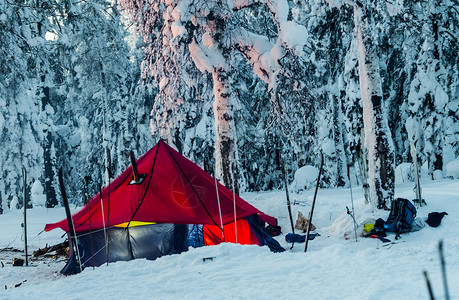 俄罗斯雪地森林的帐篷高清图片