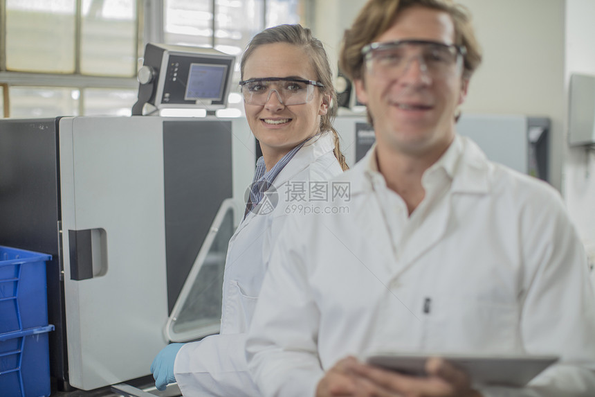 实验室两名实验人员的肖像图片