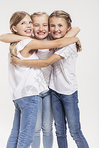 3个女孩拥抱对着方图片