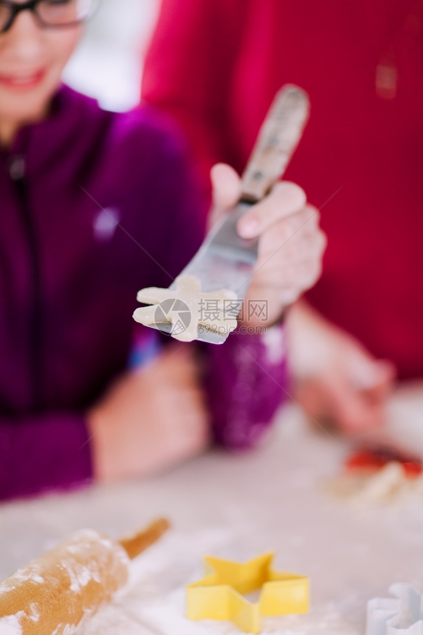 女孩和祖母在做饼干图片