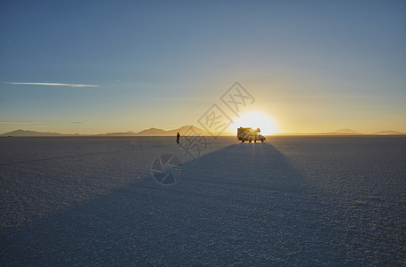 妇女在盐湖中的剪影娱乐车盐棚萨拉德维乌尼奥鲁罗玻利维亚南美洲图片