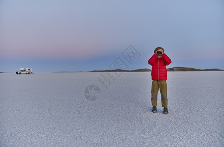 青年男孩站在盐滩上看风景图片
