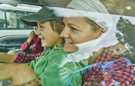 母亲和儿子在车内微笑图片