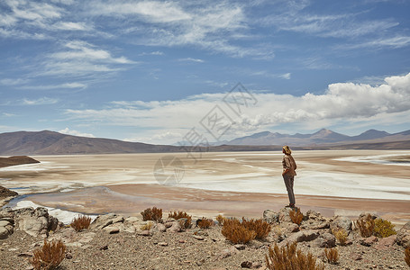 妇女站在石头上看风景纳波托西玻利维亚南美洲高清图片