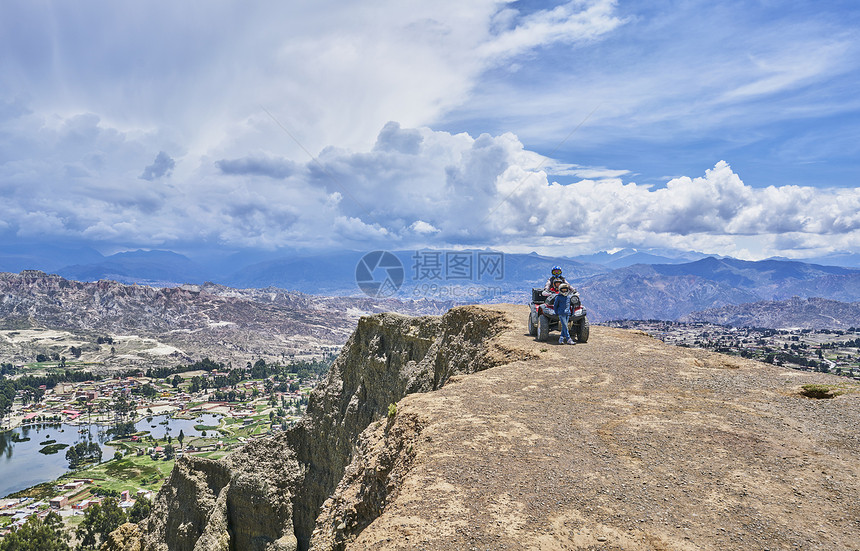 母亲和儿子在山顶上四轮自行车旁拉巴斯玻利维亚南美洲图片