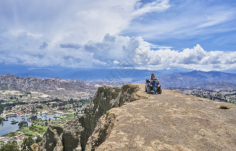 母亲和儿子在山顶上四轮自行车旁拉巴斯玻利维亚南美洲图片