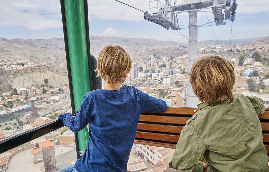 两个男孩在电缆车上透过窗户向外看拉巴斯玻利维亚南美图片