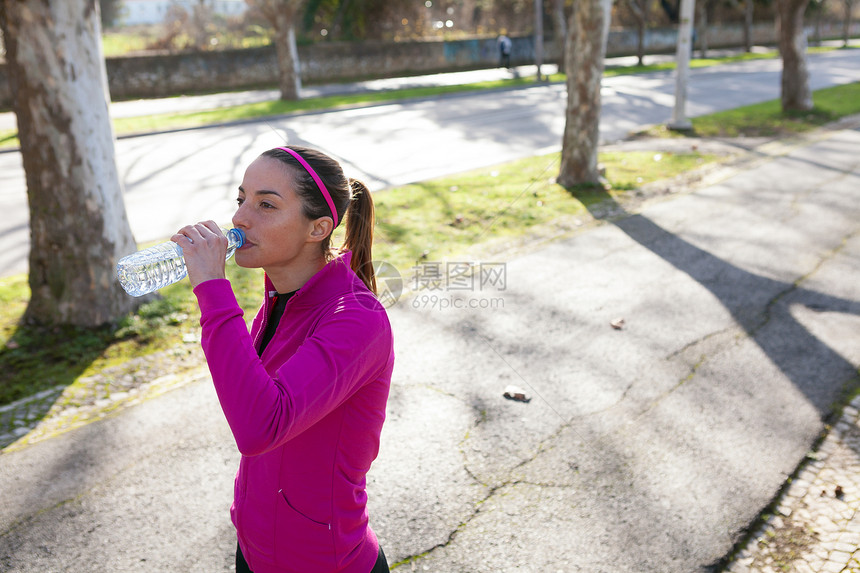 运动女性喝水图片