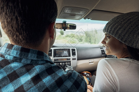 汽车中的夫妇公路旅行银角美国科罗拉多州图片