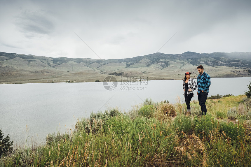 美国科罗拉多州徒步行走的夫妇图片