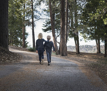美国加利福尼亚州箭头湖森林中行走的男孩图片