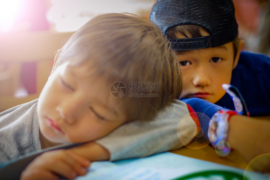 男孩和沉睡的兄弟肖像图片