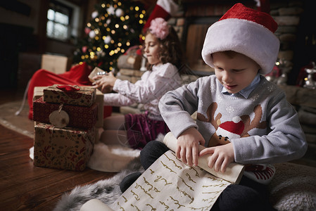 小女孩和小男孩准备圣诞礼物图片