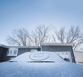 在挡风玻璃上被雪所吸引的笑脸背景图片