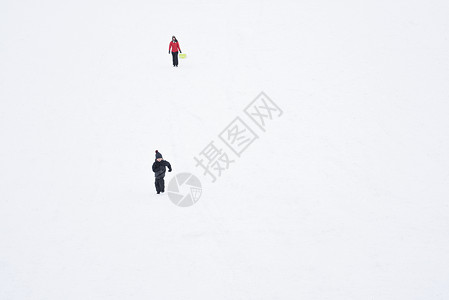 人们在雪中行走图片
