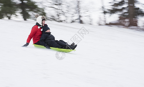 母亲和儿子在雪山上滑雪图片