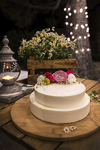 嫁妆蛋糕装饰木板上鲜花背景图片