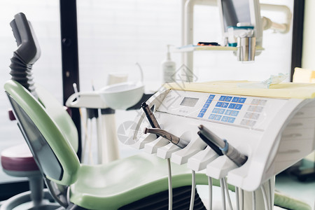 牙科办公室的牙医椅和设备图片