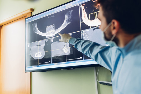 医生指着牙科X光片图片