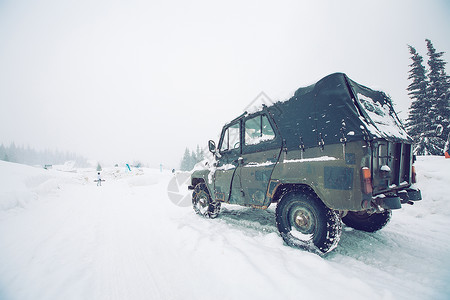 乌克兰古尔恩雪覆盖田野的越车辆图片