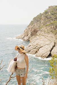 一名妇女沿着海岸线看风景高清图片