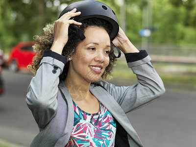 戴自行车安全头盔的女性图片