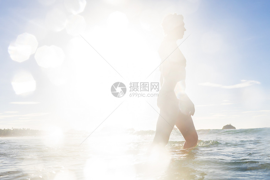 站在海边的女性图片
