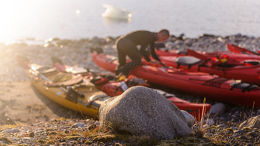 在海滩上准备皮艇的人格陵兰图片