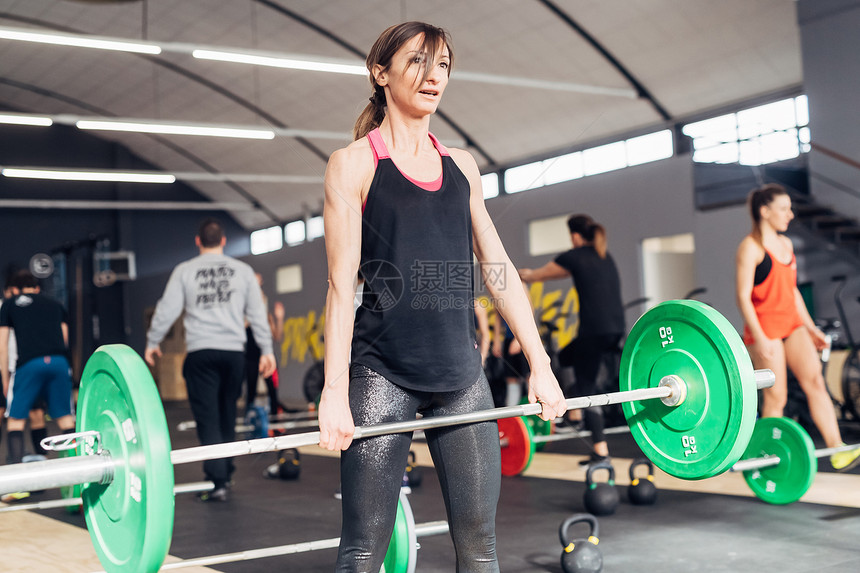 健身房中举重的女人图片