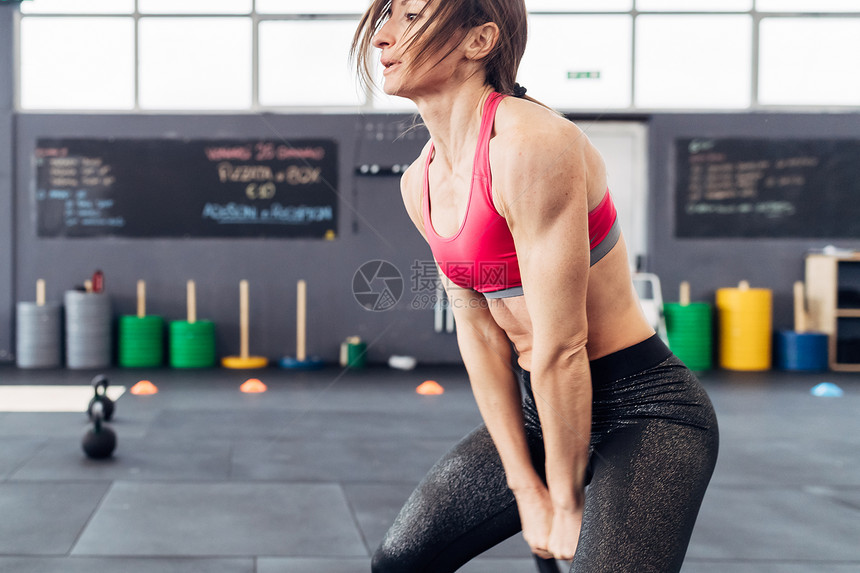 在健身房锻炼的女人图片