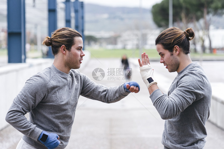拳手在户外训练习拳击图片