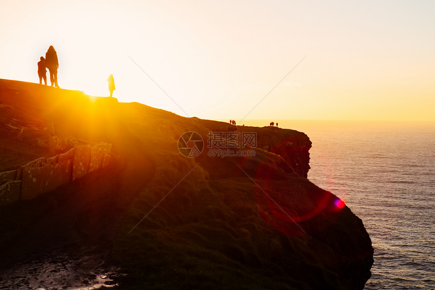 人们在悬崖顶看日落LiscannorClare爱尔兰图片