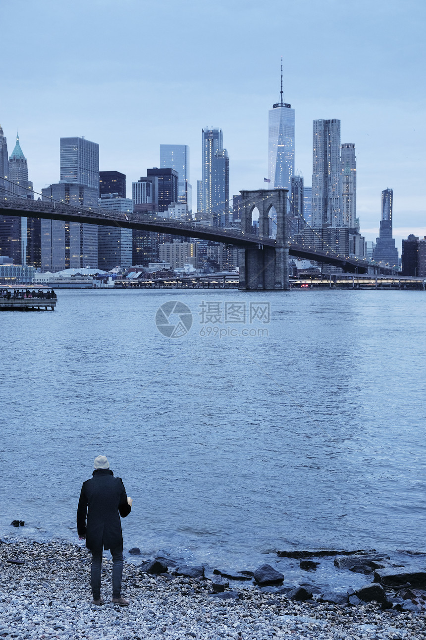 在布鲁克林大桥和下曼哈顿天线远望的人从美国纽约河岸图片