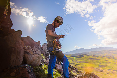 准备登山的年轻男人南格陵兰州韦斯哥伦纳萨克图片
