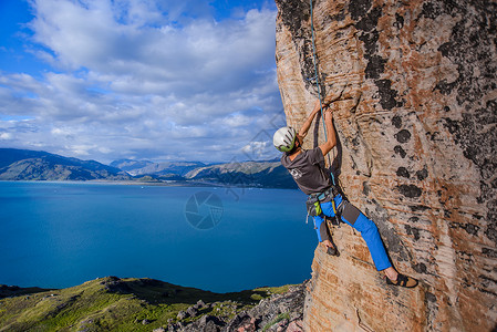年轻男登山者攀爬沙石岩南格陵兰图片