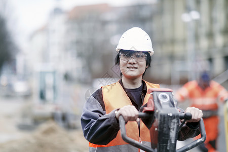 戴着安全帽的青年建筑工人图片