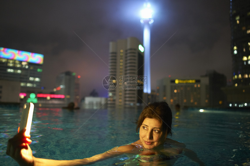 在马来西亚吉隆坡的屋顶泳池上自拍的旅游者图片