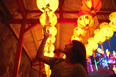 马来西亚槟榔屿克乐寺游客阅读灯笼上的祝福图片