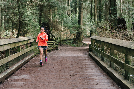在加拿大温哥华森林中奔跑的妇女高清图片