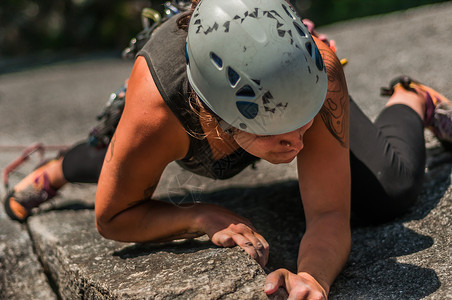加拿大斯夸米什酋攀岩的的女子图片
