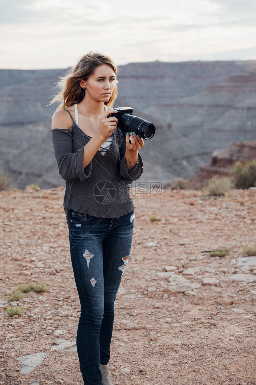 女人拿着摄像机拍周围照片墨西哥帽子美国犹他州图片